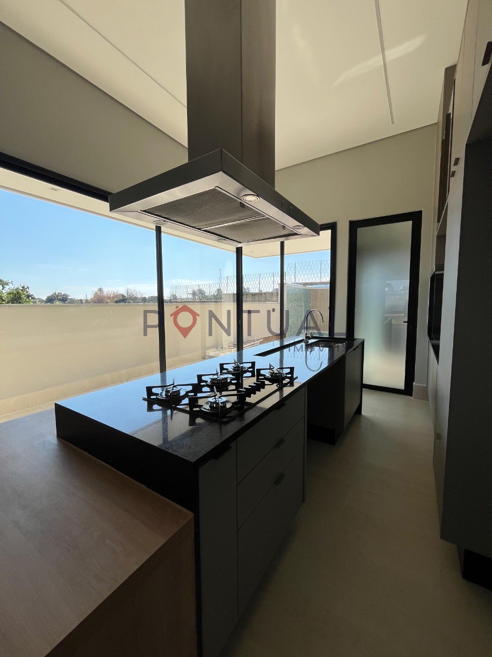 Casa em condomínio de luxo com 3 suítes no jardim tropical, 