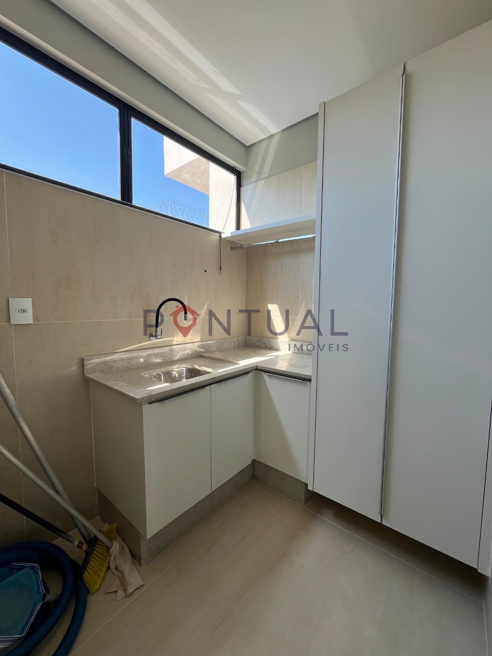 Casa em condomínio de luxo com 3 suítes no jardim tropical, 