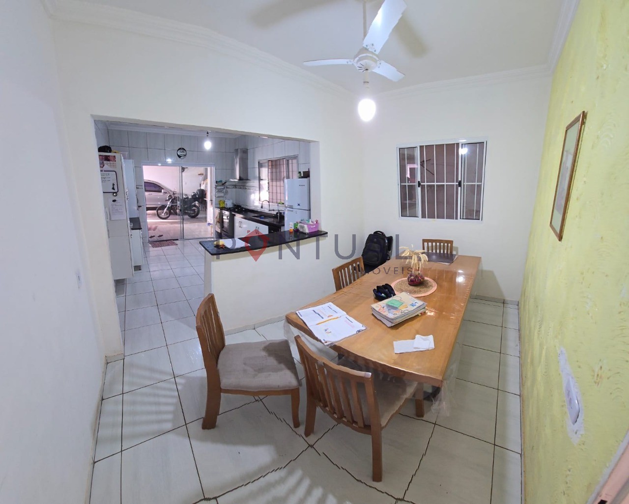 Maravilhosa casa à venda: 3 quartos, 1 suíte, sala ampla, 2 