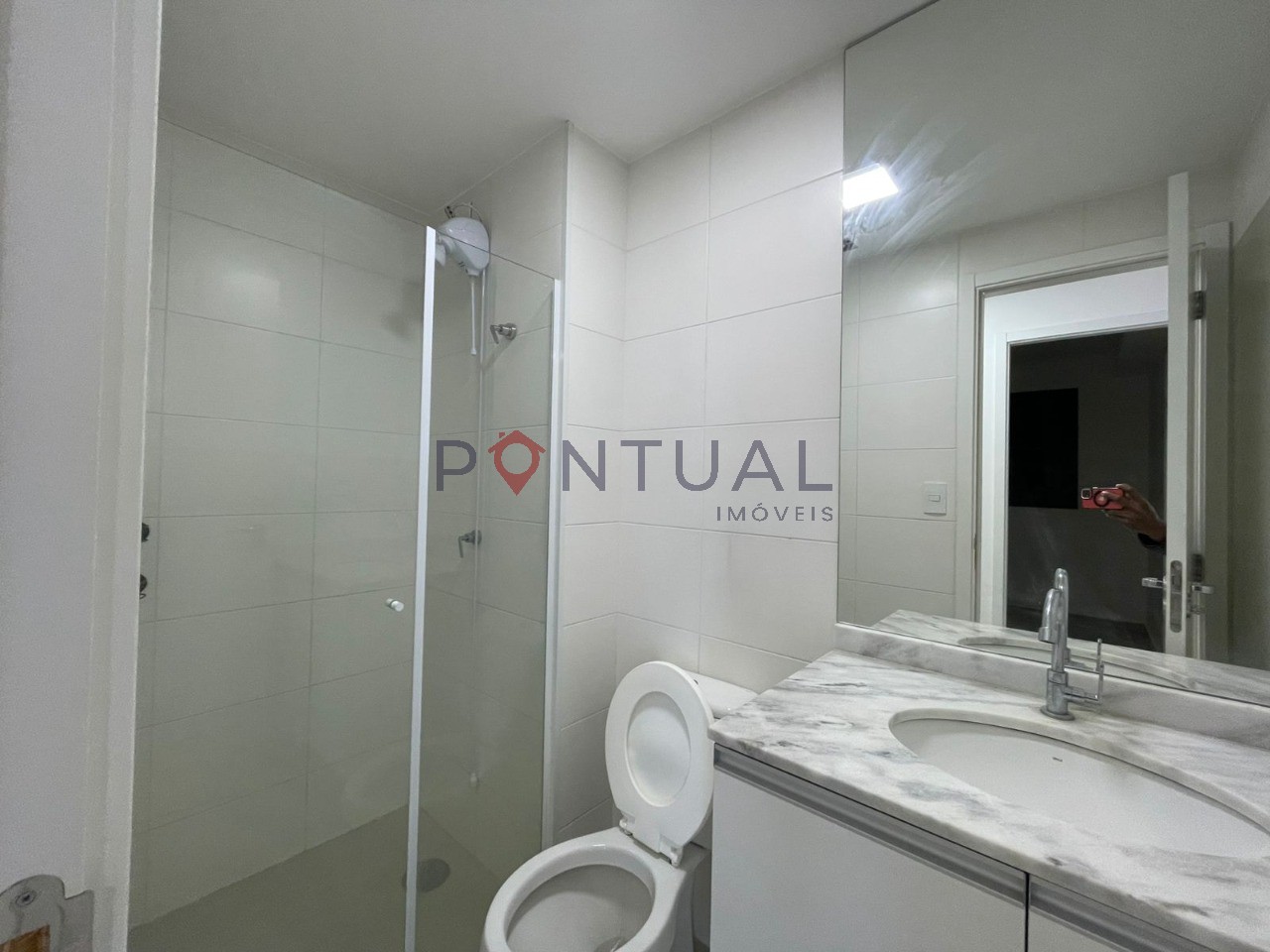Apartamento para Locação - Luxo no Parque das Indústrias, Marília-SPEspaço de 84m², 2 quartos, 1 suíte, sala ampla, 2 banheiros, vaga de garagem. Ambientes planejados e infraestrutura completa.