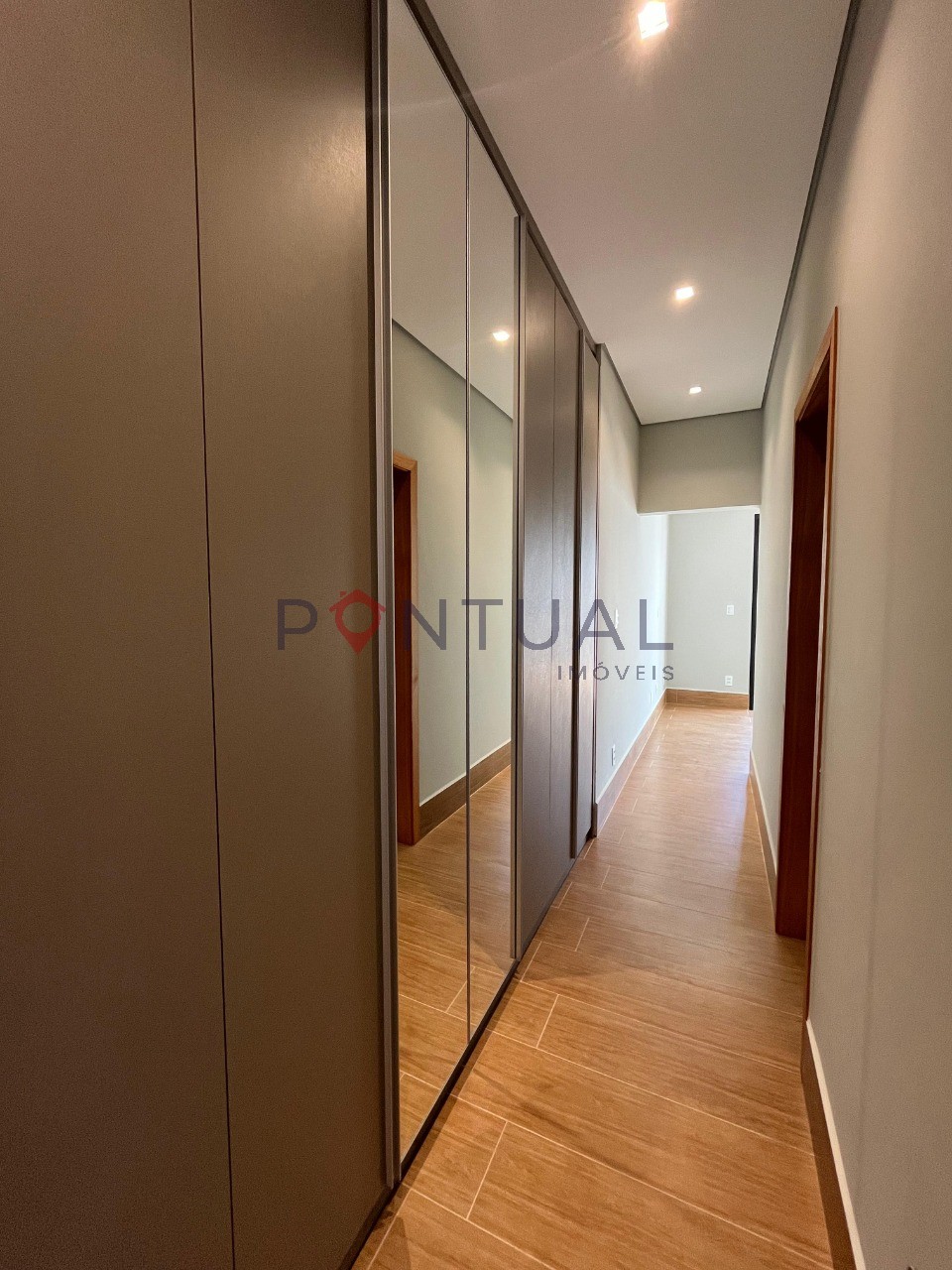 Casa em Condomínio de Luxo com 3 Suítes no Jardim Tropical, Marília-SP!