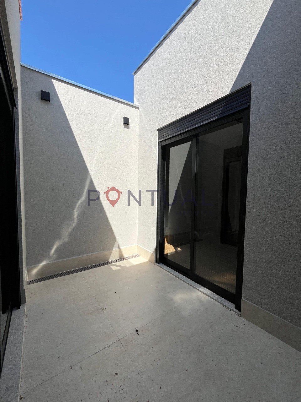 Casa em condomínio de luxo com 3 suítes no jardim tropical, 