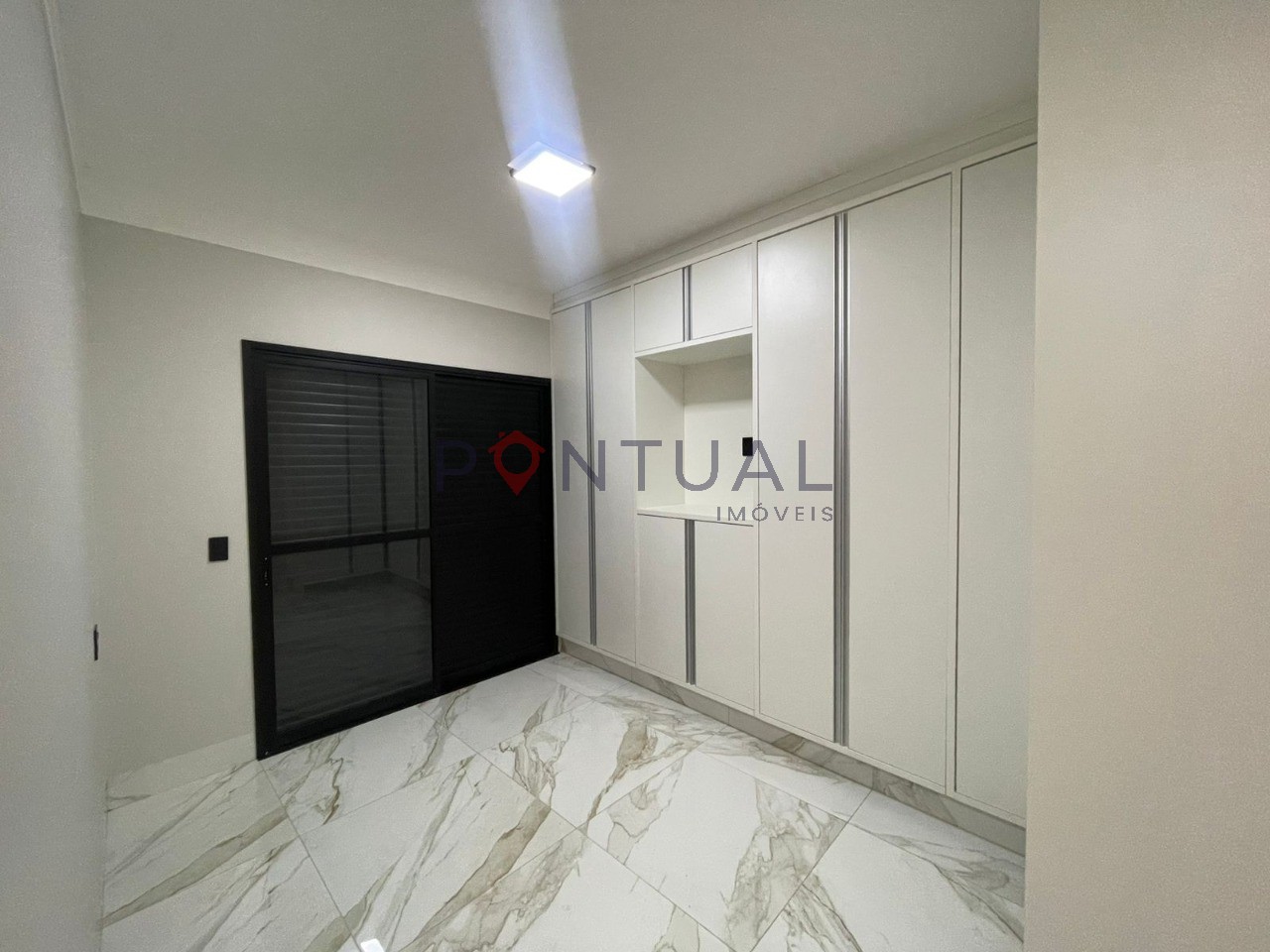 Casa de Luxo para Locação no Village Damha em Marília-SP: 3 Suítes, Amplo Espaço, Área de Lazer Completa!
