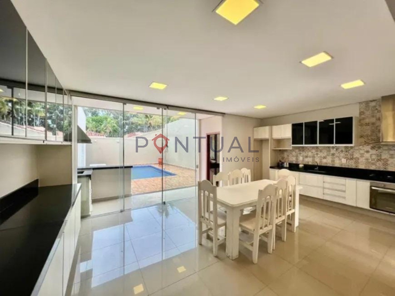Imóvel de alto padrão com 3 suítes e 3 vagas de garagem no j