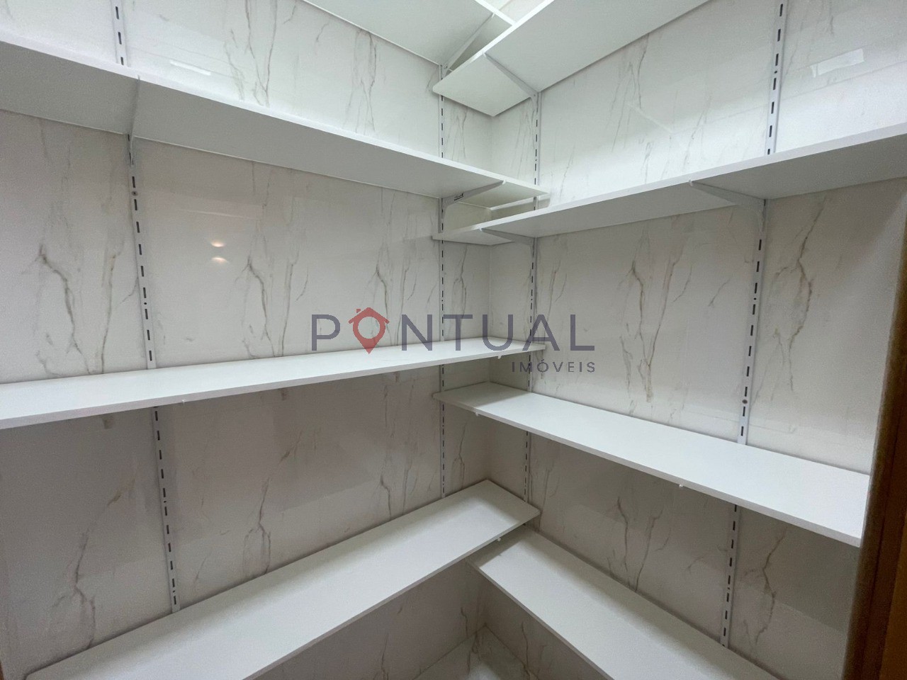 Casa de Luxo para Locação no Village Damha em Marília-SP: 3 Suítes, Amplo Espaço, Área de Lazer Completa!