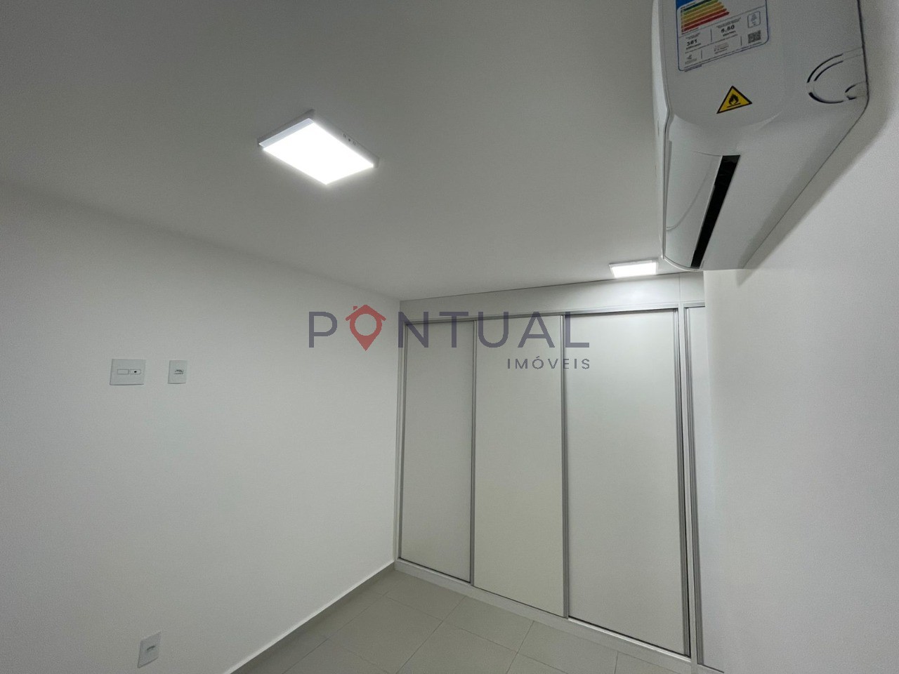 Apartamento para Locação - Luxo no Parque das Indústrias, Marília-SPEspaço de 84m², 2 quartos, 1 suíte, sala ampla, 2 banheiros, vaga de garagem. Ambientes planejados e infraestrutura completa.