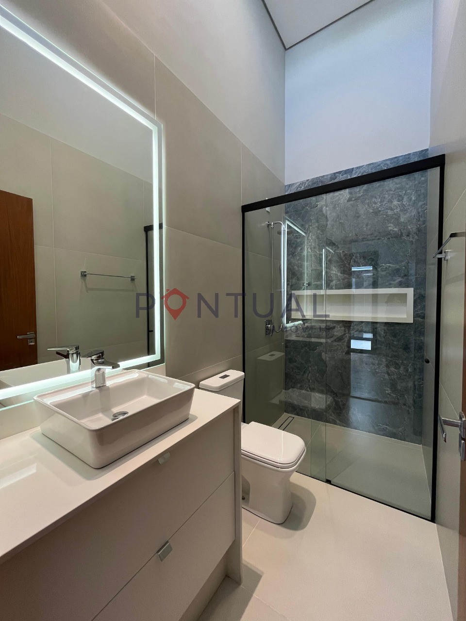 Casa em Condomínio de Luxo com 3 Suítes no Jardim Tropical, Marília-SP!