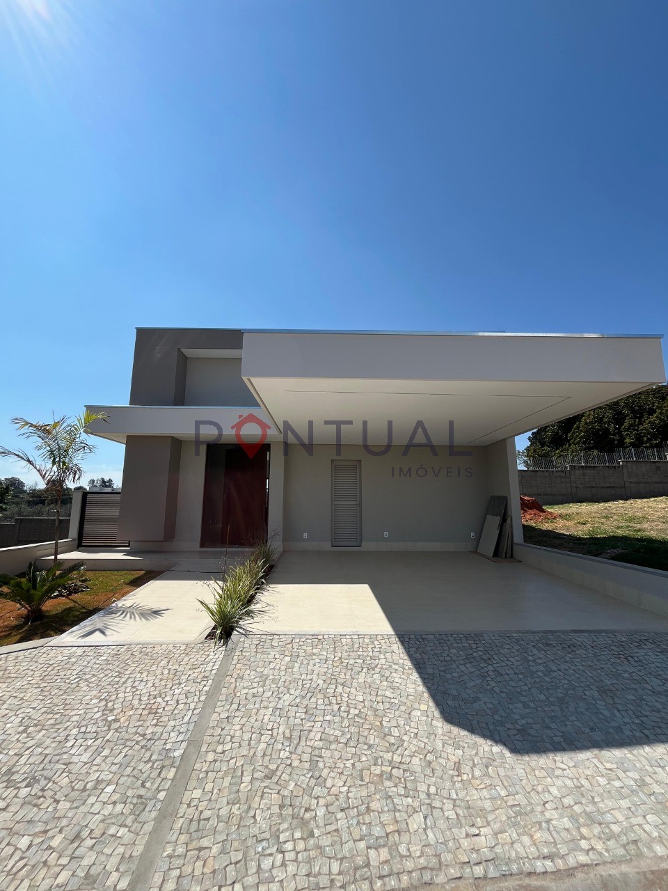 Casa em condomínio de luxo com 3 suítes no jardim tropical, 