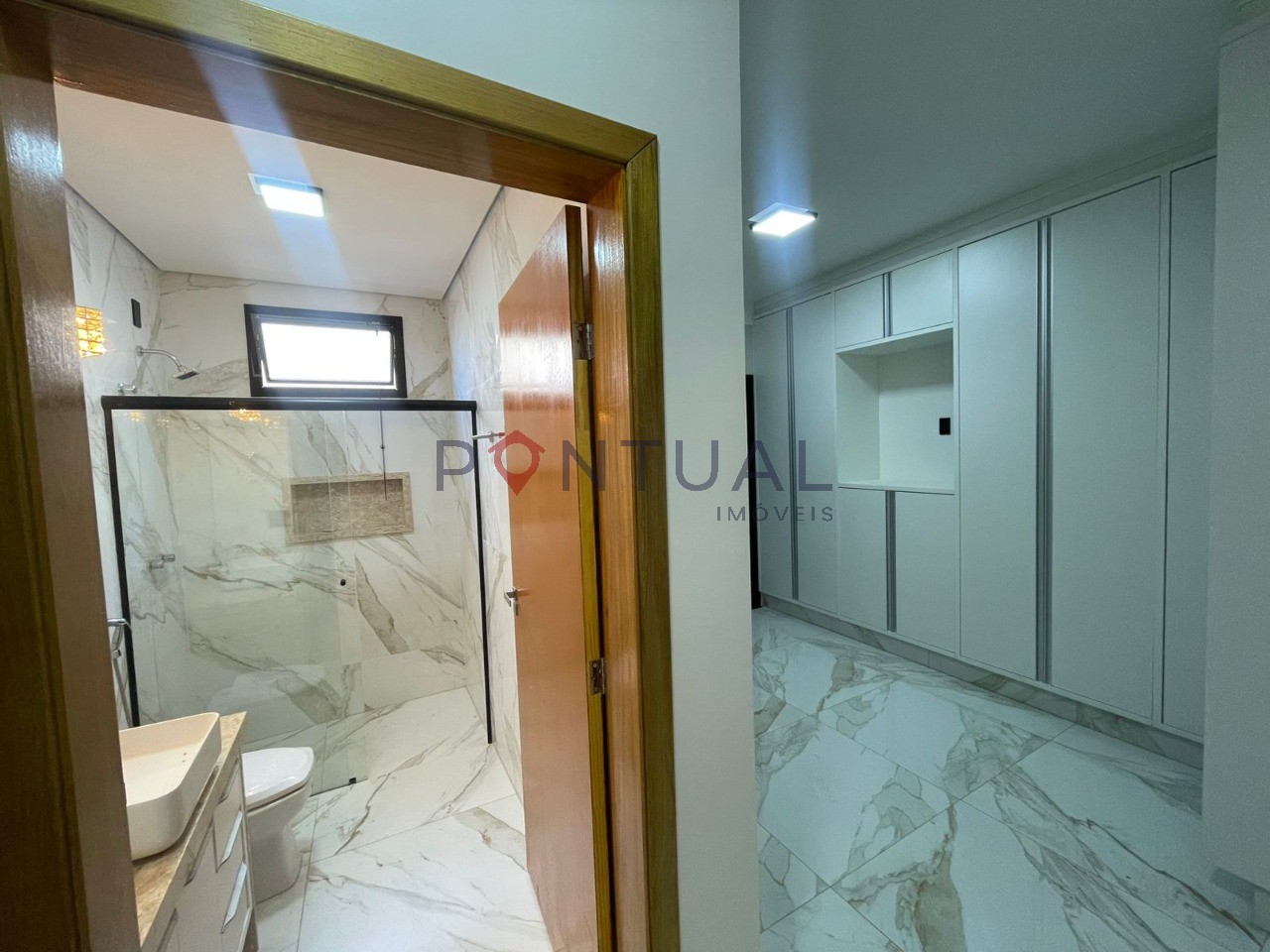 Casa de Luxo para Locação no Village Damha em Marília-SP: 3 Suítes, Amplo Espaço, Área de Lazer Completa!