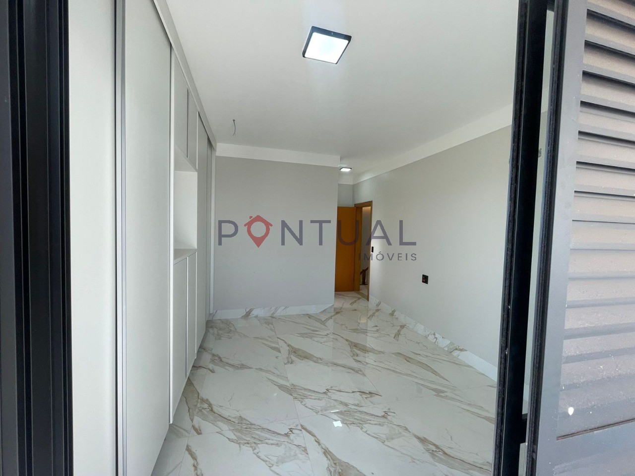 Casa de Luxo para Locação no Village Damha em Marília-SP: 3 Suítes, Amplo Espaço, Área de Lazer Completa!