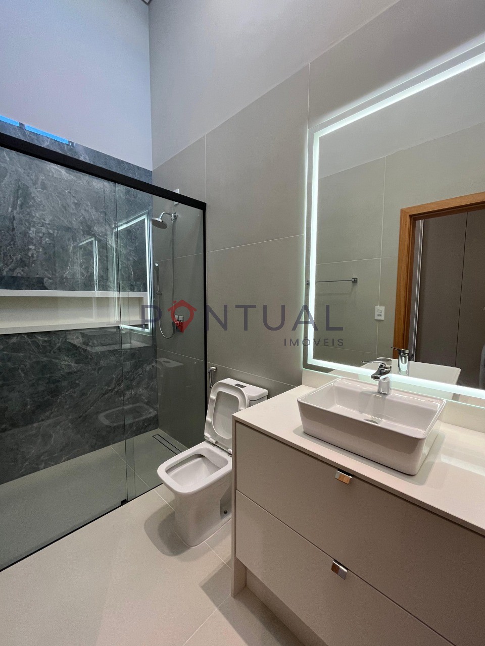 Casa em Condomínio de Luxo com 3 Suítes no Jardim Tropical, Marília-SP!
