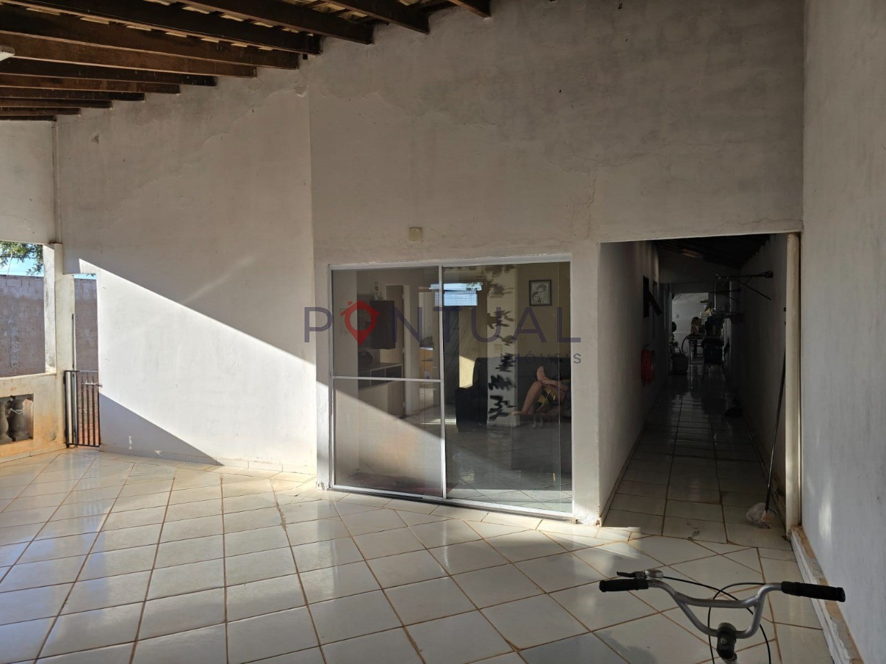 Maravilhosa casa à venda: 3 quartos, 1 suíte, sala ampla, 2 