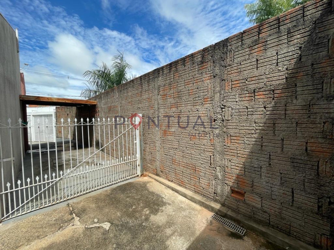 Casa para locação em Marília-SP: 2 quartos, 1 sala, 1 banheiro, 2 vagas de garagem no bairro Vereador Eduardo Andrade Reis.
