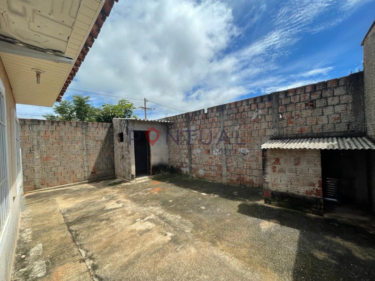 Casa para locação em Marília-SP: 2 quartos, 1 sala, 1 banheiro, 2 vagas de garagem no bairro Vereador Eduardo Andrade Reis.