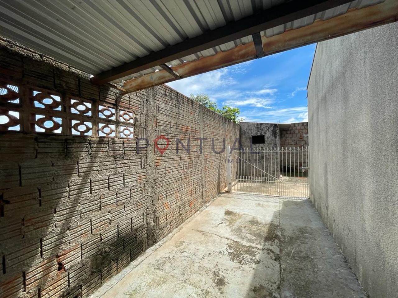Casa para locação em Marília-SP: 2 quartos, 1 sala, 1 banheiro, 2 vagas de garagem no bairro Vereador Eduardo Andrade Reis.
