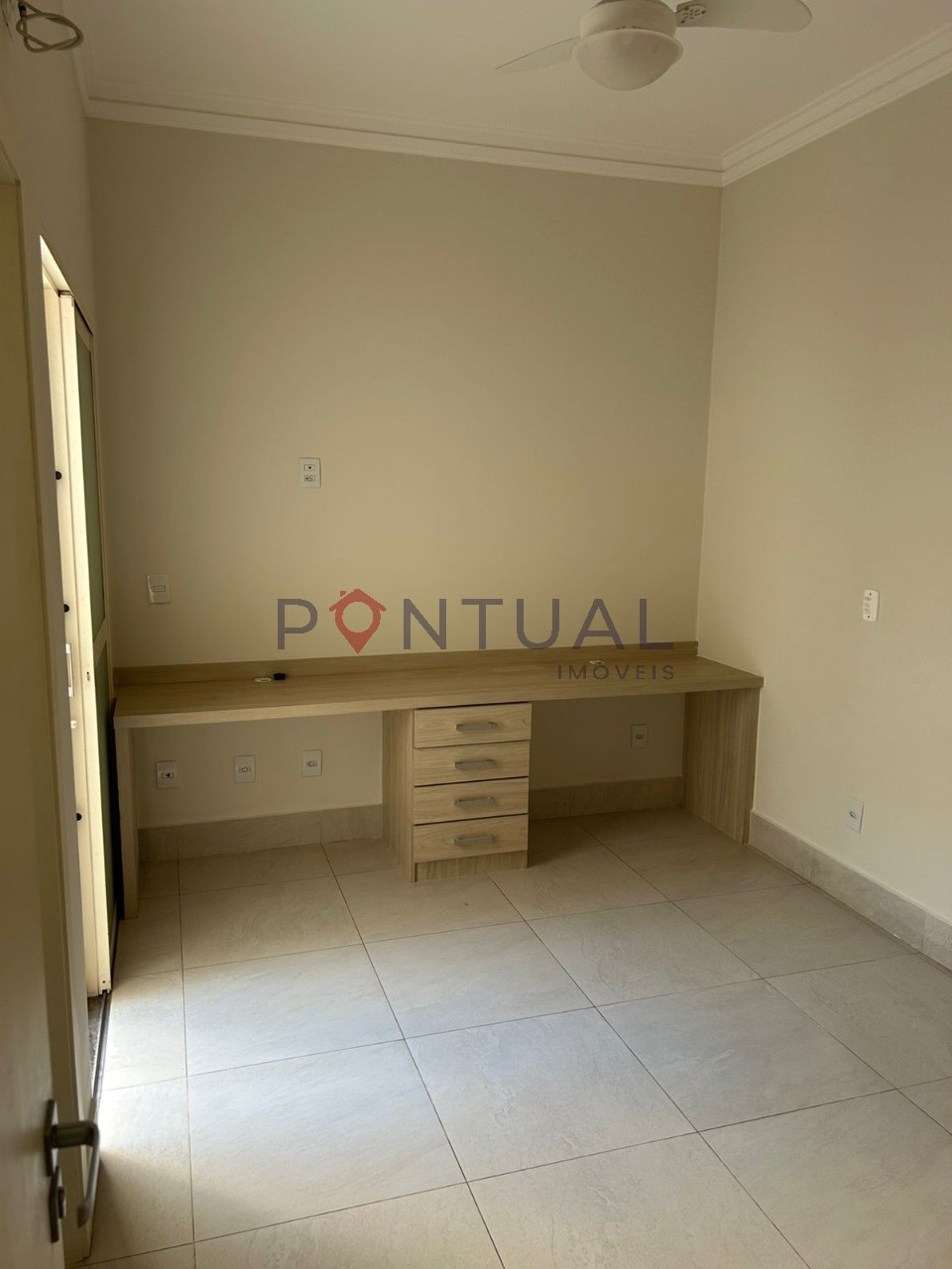 Condomínio de luxo: Casa de 3 quartos e 3 suítes no Jardim Colibri, Marília-SP com 2 vagas de garagem!