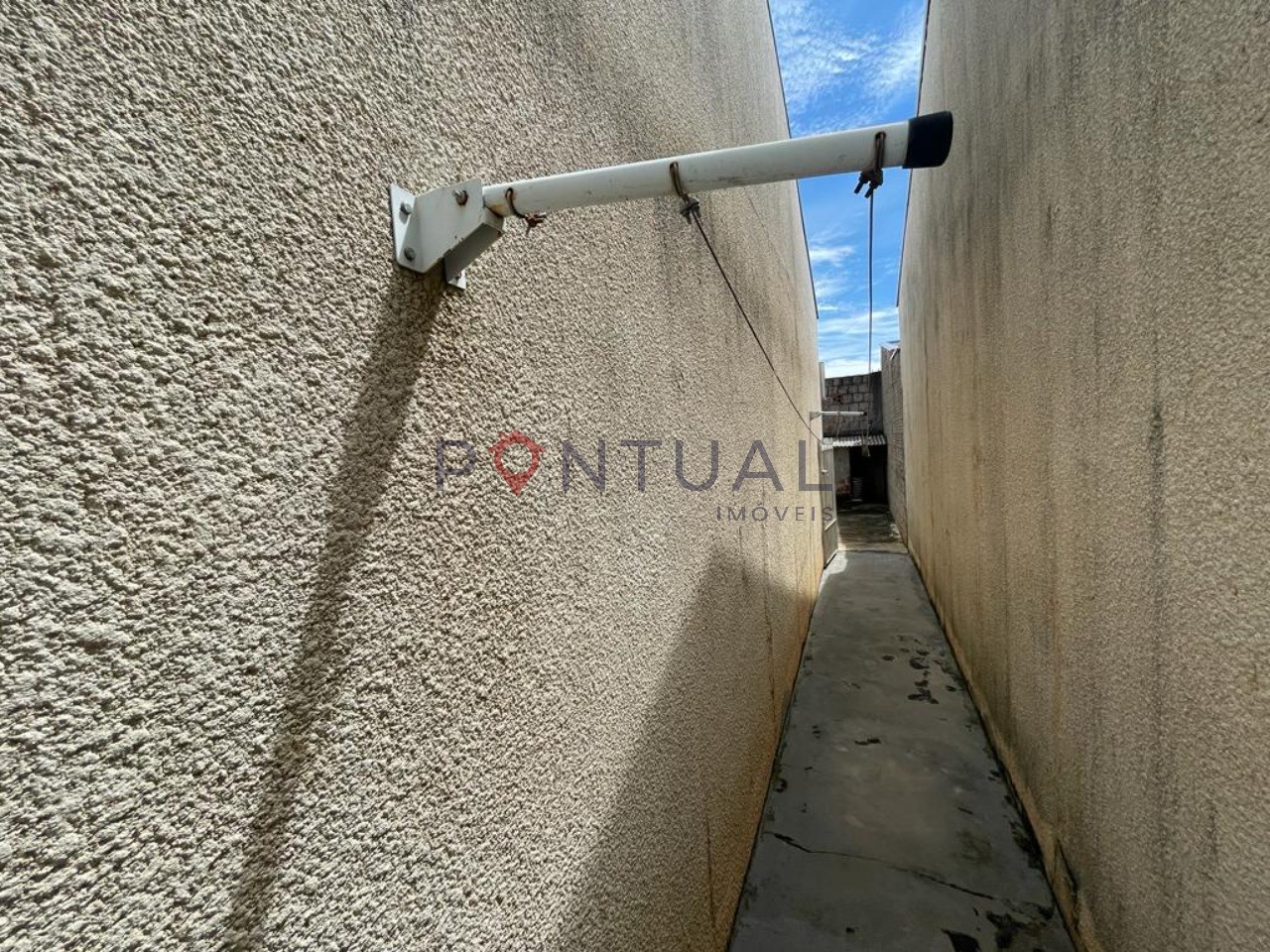 Casa para locação em Marília-SP: 2 quartos, 1 sala, 1 banheiro, 2 vagas de garagem no bairro Vereador Eduardo Andrade Reis.
