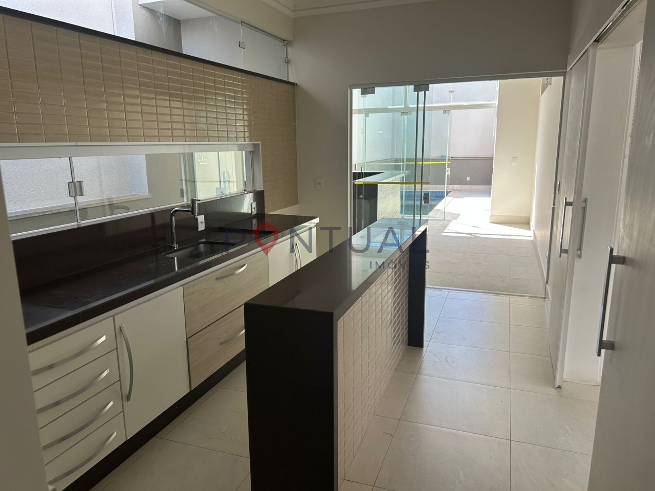 Condomínio de luxo: casa de 3 quartos e 3 suítes no jardim c
