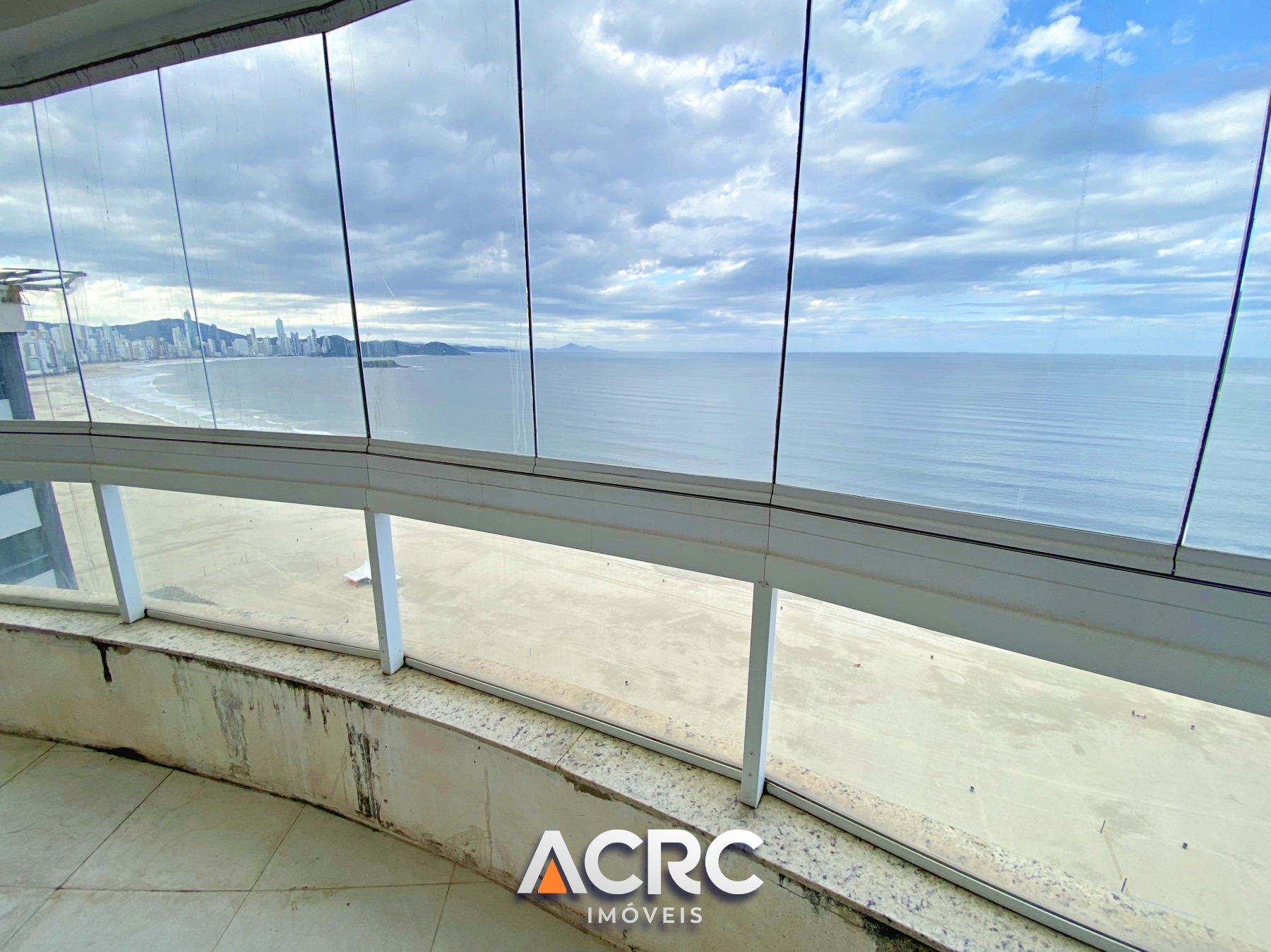 ACRC Imóveis - Apartamento de Alto Padrão frente ao Mar para Venda em Balneário Cmboriú no Bairro Barra Sul. — foto 4
