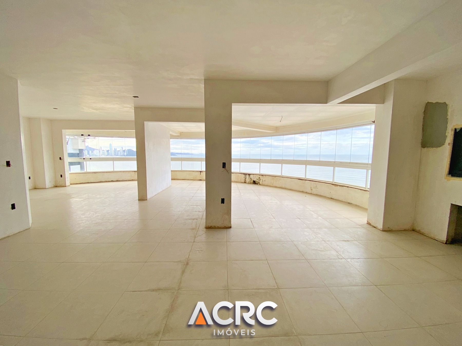 ACRC Imóveis - Apartamento de Alto Padrão frente ao Mar para Venda em Balneário Cmboriú no Bairro Barra Sul. — foto 2