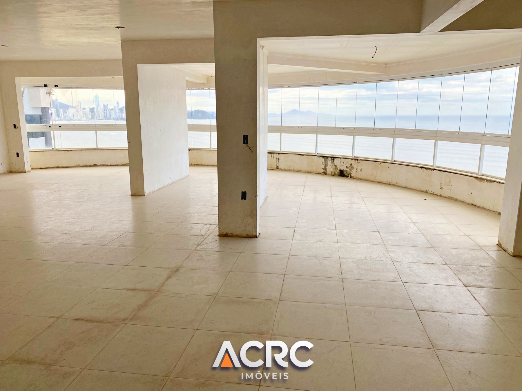 ACRC Imóveis - Apartamento de Alto Padrão frente ao Mar para Venda em Balneário Cmboriú no Bairro Barra Sul. — foto 3