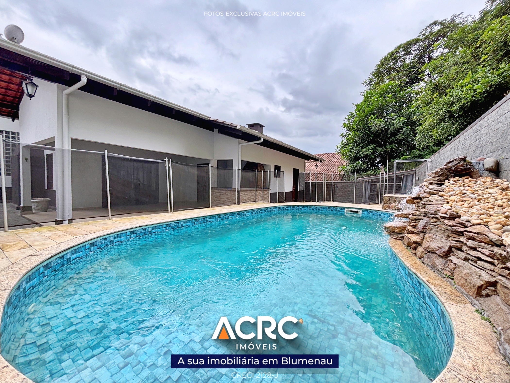 ACRC Imóveis - CA03531 - Casa de alto padrão com piscina a Venda no Bairro Valparaíso em Blumenau - foto 1