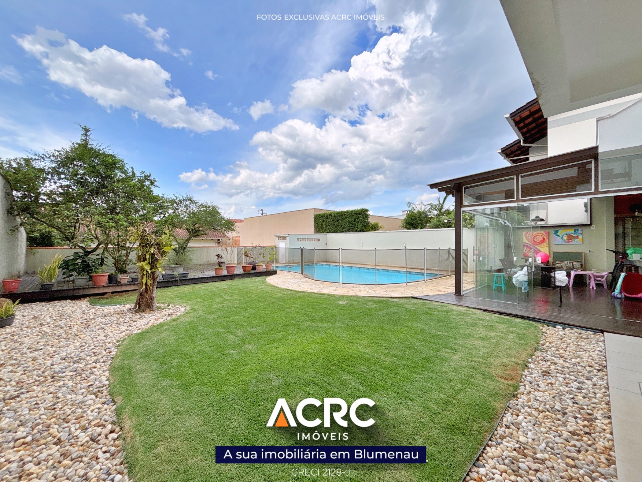 ACRC Imóveis - CA03544 - Casa com um belíssimo jardim a Venda no Bairro Água Verde em Blumenau - foto 1
