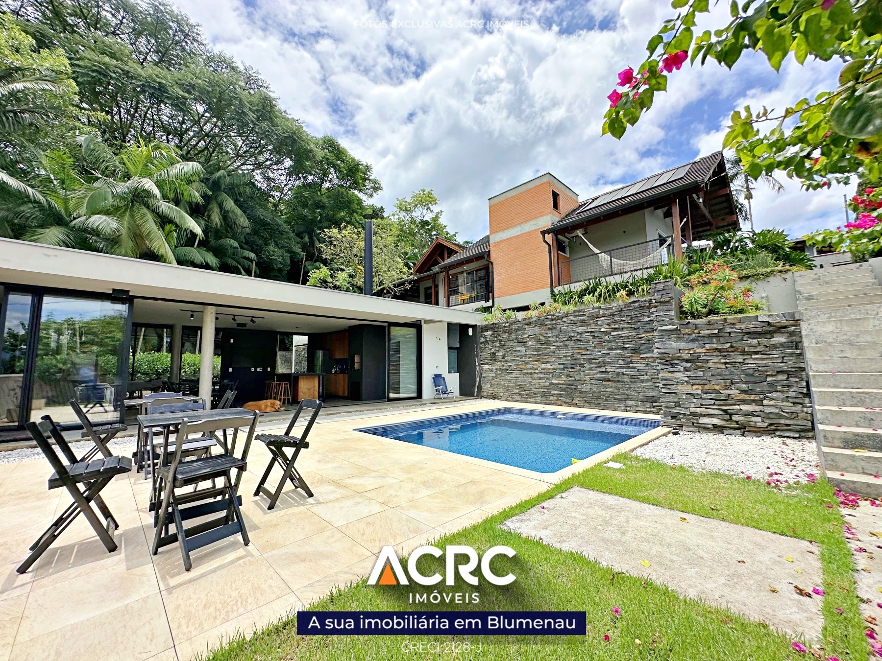 ACRC Imóveis - CA03721 - Casa com piscina a Venda no Bairro Badenfurt em Blumenau - foto 1