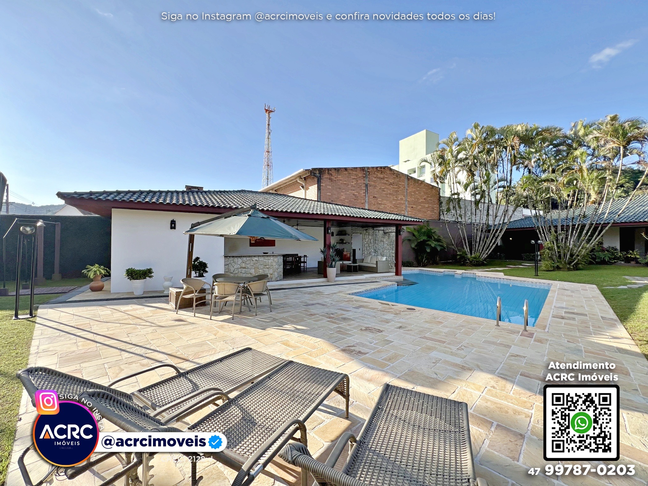 ACRC Imóveis - CA03714 - Casa com piscina e amplo jardim no Bairro Garcia em Blumenau - foto 1