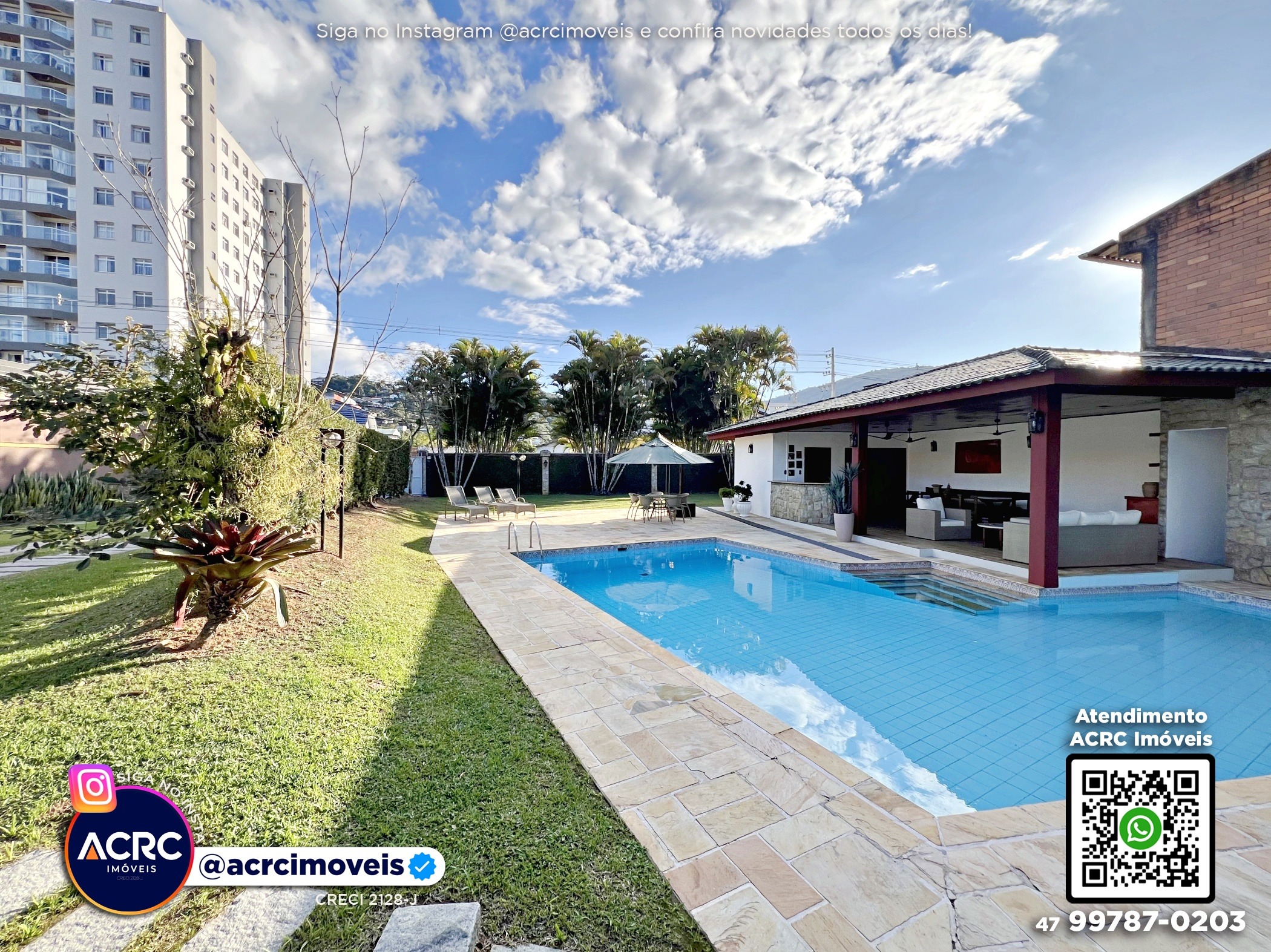 ACRC Imóveis - CA03714 - Casa com piscina e amplo jardim no Bairro Garcia em Blumenau — foto 2