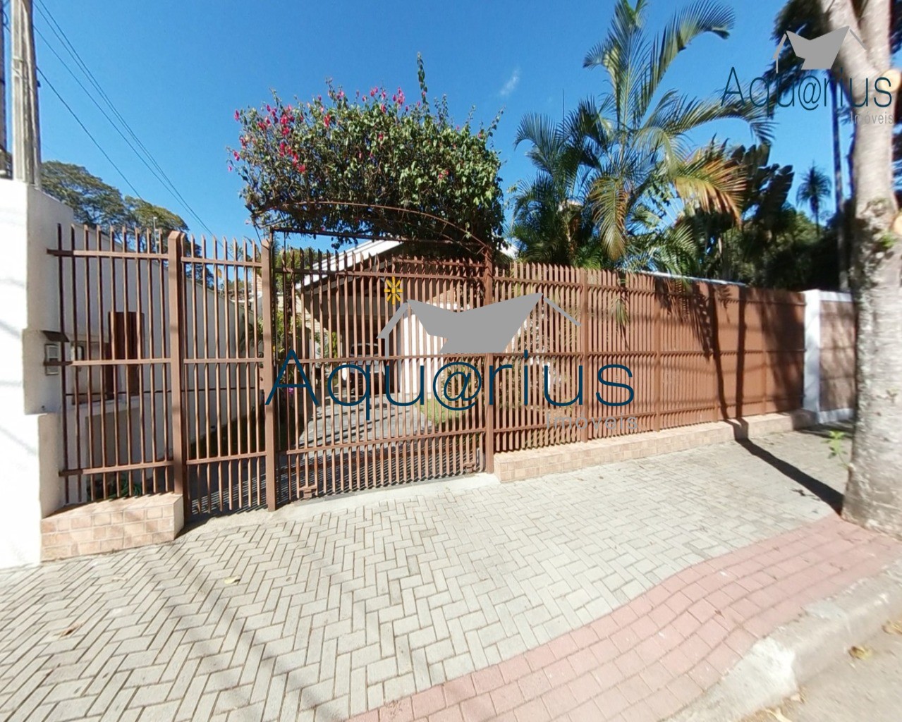 Casa, 5 quartos, 302 m² - Foto 1