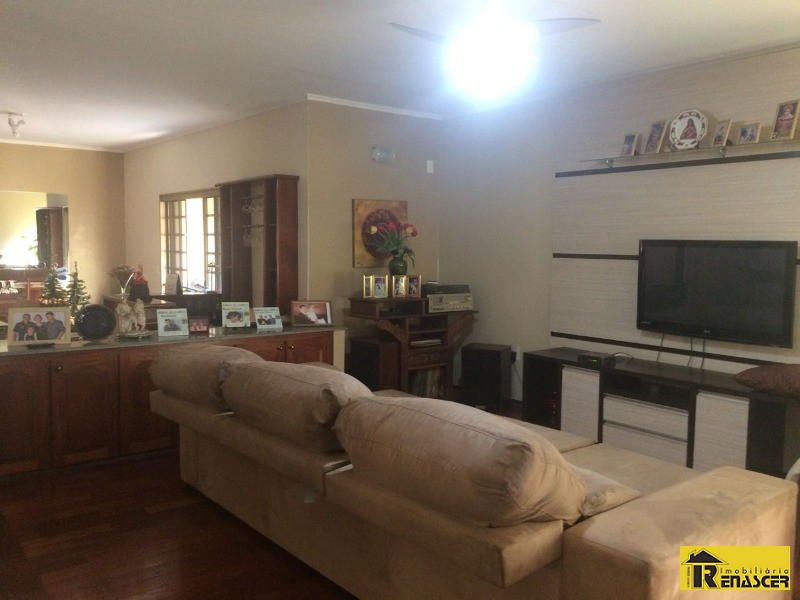 Casa com 3 quartos à venda, 380m² — foto 2 de 16