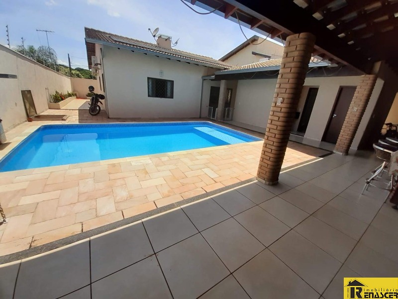 Casa com 3 quartos à venda, 250m² — foto 1 de 37
