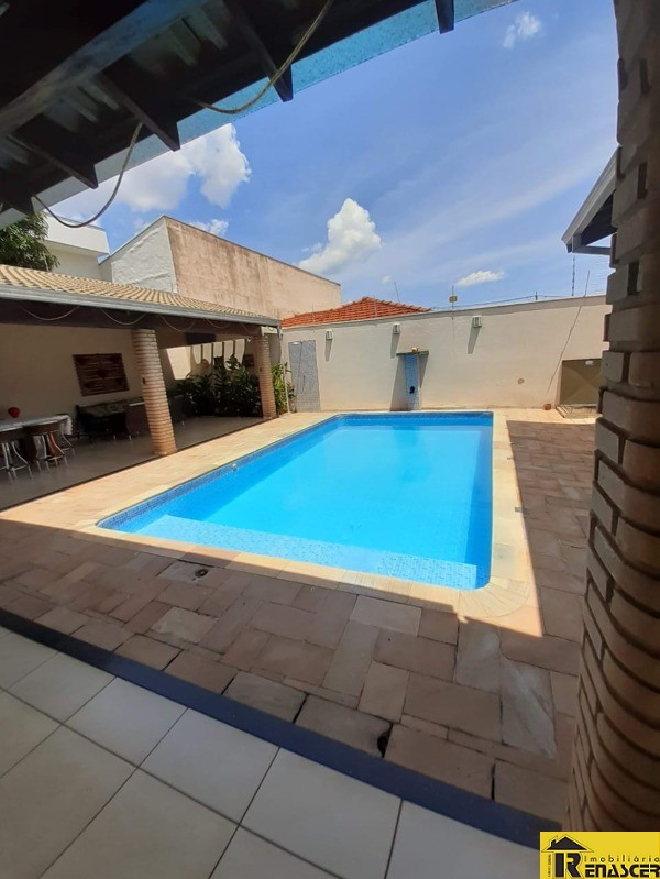 Casa com 3 quartos à venda, 250m² — foto 2 de 37