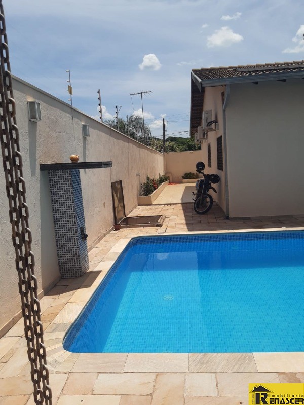Casa com 3 quartos à venda, 250m² — foto 3 de 37