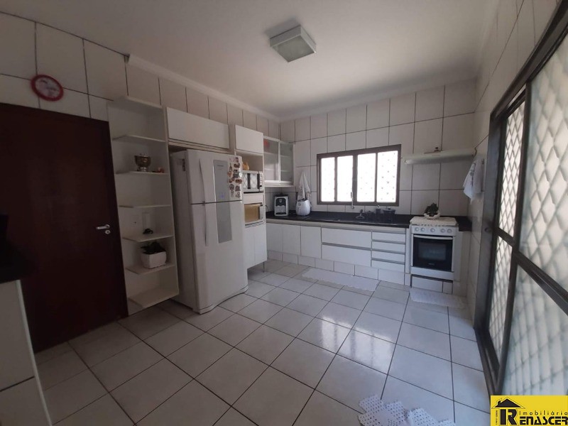 Casa com 3 quartos à venda, 250m² — foto 16 de 37