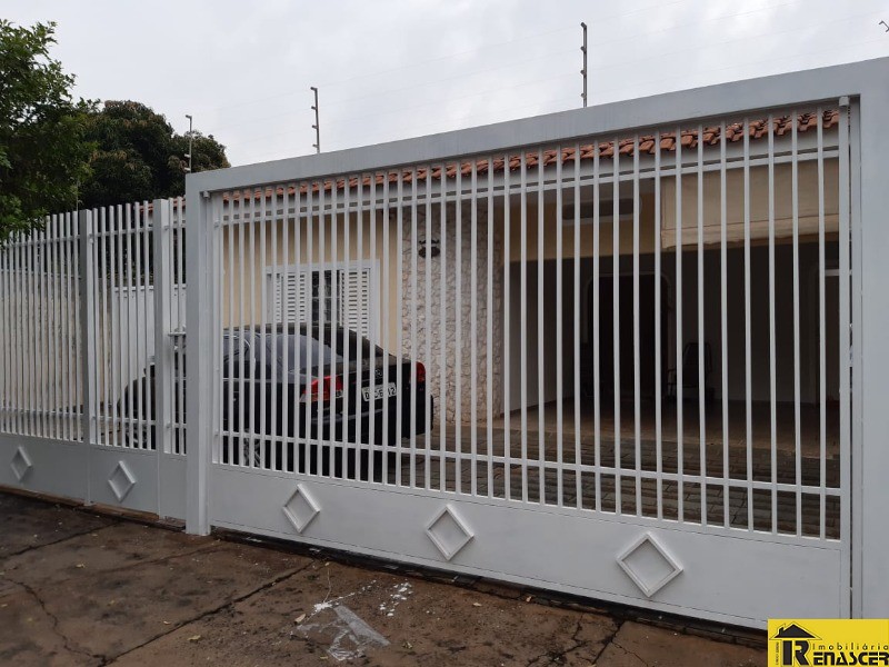 Casa com 3 quartos à venda, 240m² — foto 1 de 33