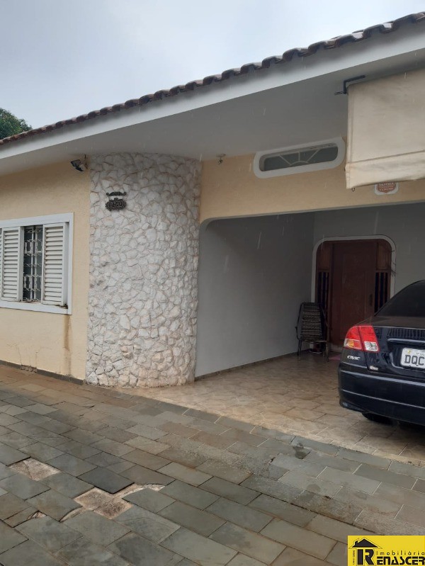 Casa com 3 quartos à venda, 240m² — foto 2 de 33