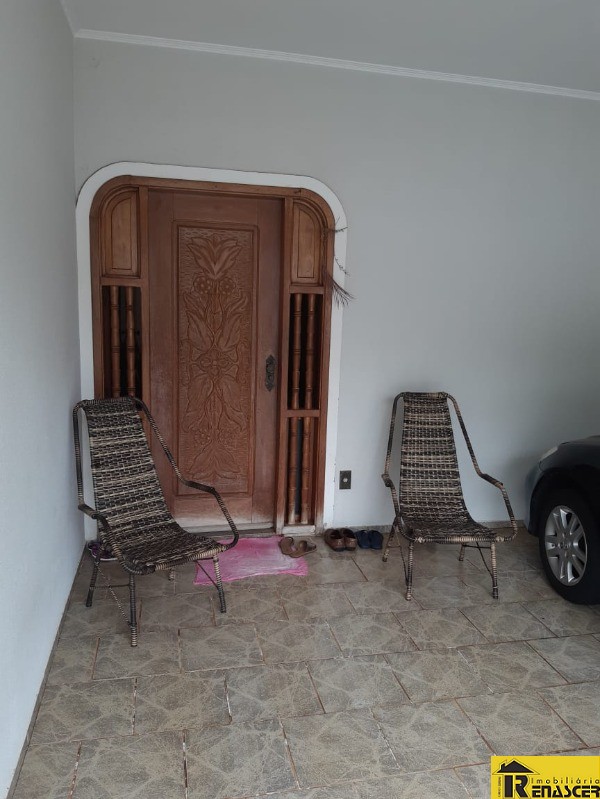 Casa com 3 quartos à venda, 240m² — foto 3 de 33