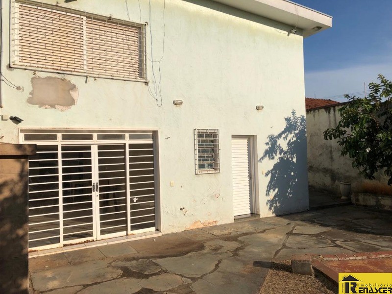 Casa com 3 quartos à venda, 318m² — foto 2 de 12