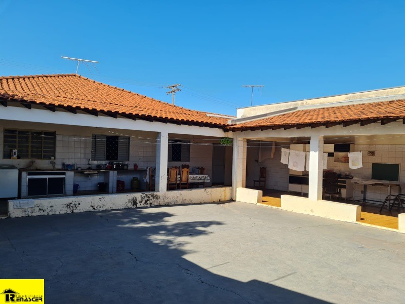 Casa com 3 quartos à venda, 220m² — foto 2 de 6