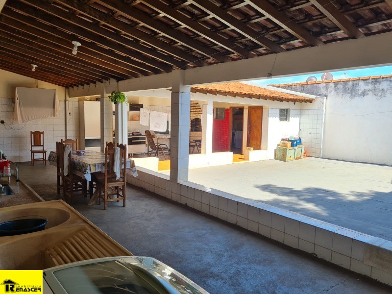Casa com 3 quartos à venda, 220m² — foto 3 de 6