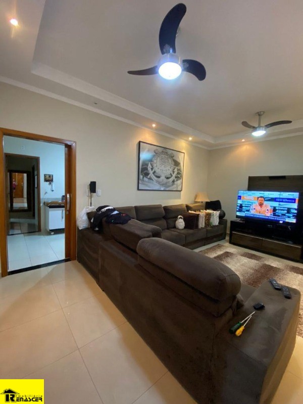 Casa com 3 quartos à venda, 200m² — foto 2 de 24