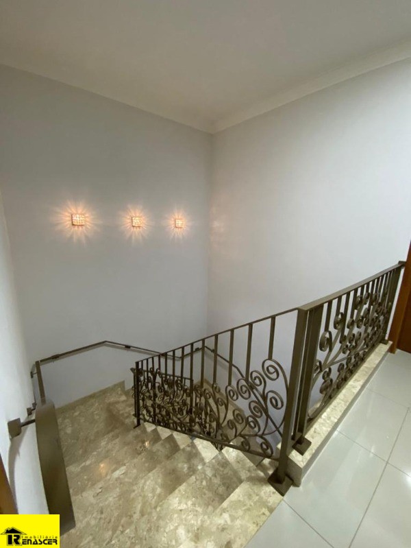 Casa com 4 quartos à venda, 240m² — foto 12 de 17