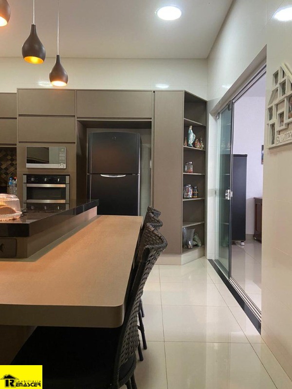 Casa com 4 quartos à venda, 240m² — foto 3 de 17
