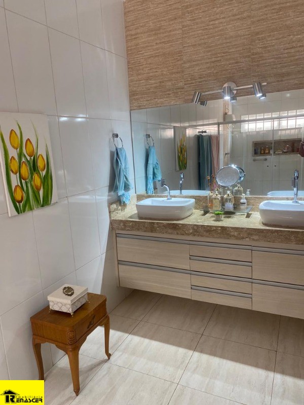 Casa com 4 quartos à venda — foto 17 de 57