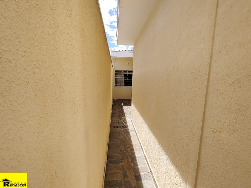 Casa com 3 quartos à venda, 270m² — foto 2 de 24