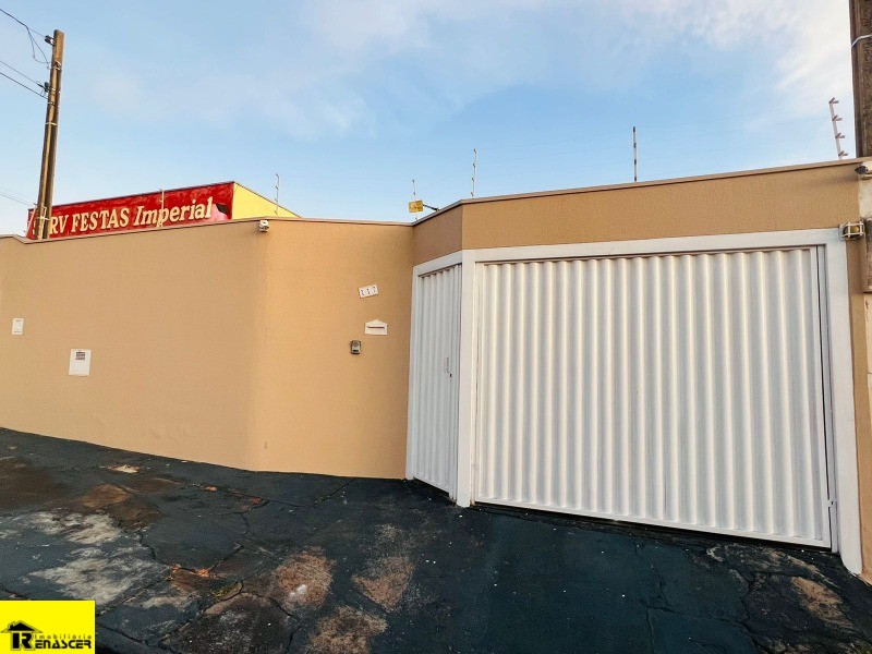 Casa com 2 quartos à venda, 200m² — foto 1 de 49
