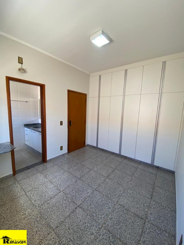 Casa com 4 quartos à venda e aluguel, 300m² — foto 16 de 22