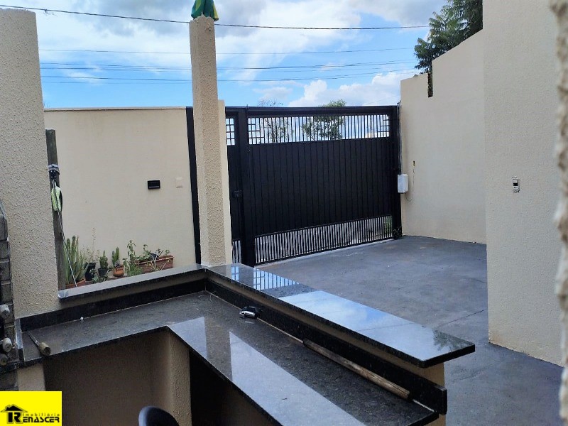 Casa com 3 quartos à venda, 200m² — foto 2 de 8